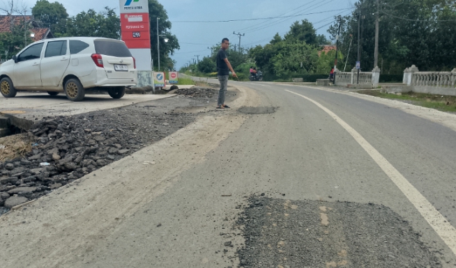 Truk Tronton Muatan Semen 40 Ton Diduga “Biang” Kerusakan Jalan Ronggolawe Moris Jaya