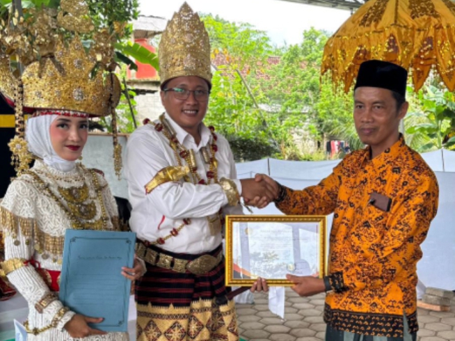 Direktur Eksekutif Al – Iman IBS Fathu Sururi Masuk Adat Lampung, Terima Gelar Pangeran Adipati Mega