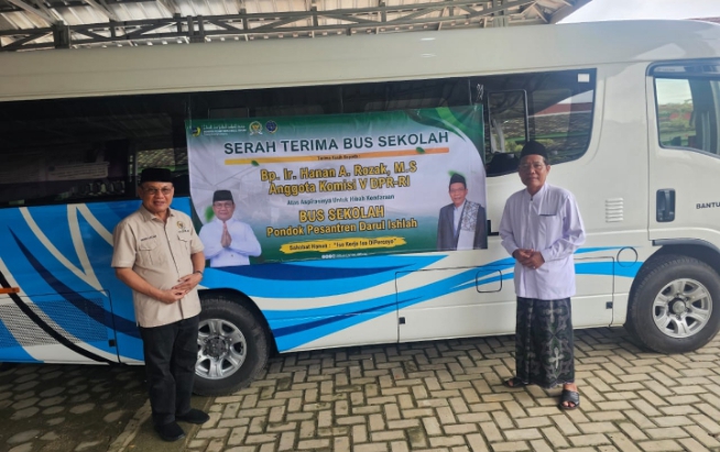 Anggota Komisi V DPR RI Hanan A Rozak Serahkan Bantuan Bus Sekolah ke Ponpes Darul Islah