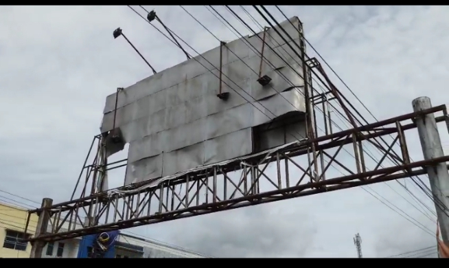 Lapor Pak Qudrotul, Ada Reklame Raksasa di Banjar Agung Mulai Keropos Membahayakan Nyawa Manusia