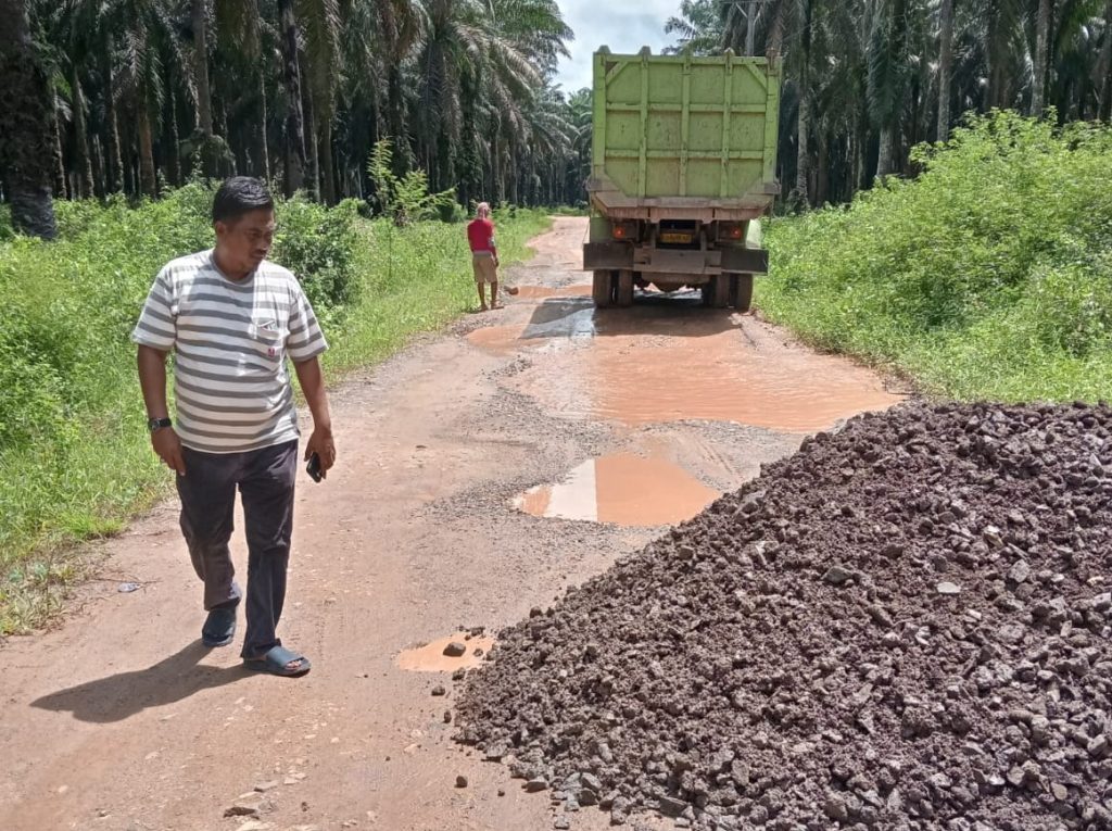 Yusuf Tinjau Perbaikan Jalan di Batu Ampar